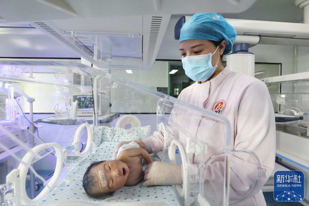 2月9日，河南省焦作市温县妇幼保健院的护士在护理新生儿�。新华社发（李志军 摄）</p><p style=