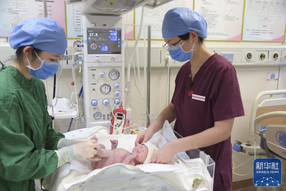 　　2月9日	，医护人员在对新生儿患者进行医疗护理
。新华社发（徐晓帆 摄）
