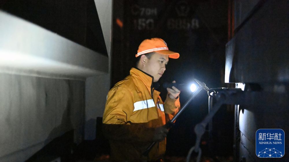 2月9日，工人在江苏连云港港东方港务分公司码头忙碌	。新华社发（汤德宏 摄）