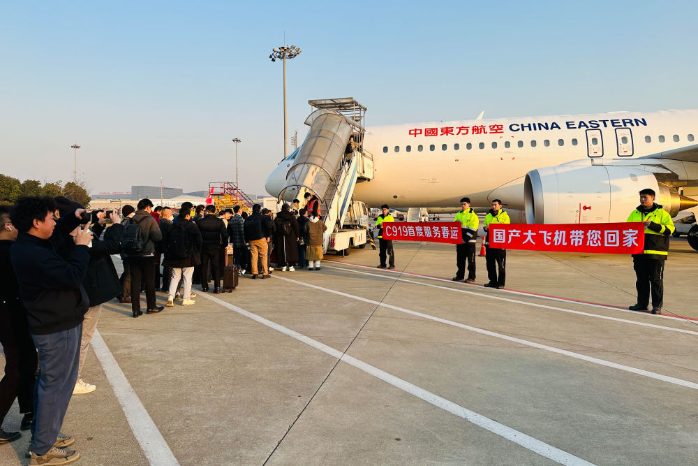 　　2024年1月26日，在上海虹桥机场，乘客准备搭乘中国东方航空公司的国产大型客机C919飞往成都天府国际机场。这是C919首度服务春运。新华社发
