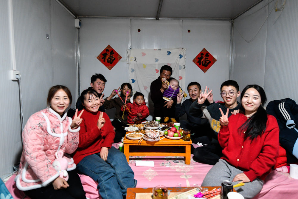 　　2024年2月9日，村民们自导自演“村晚”，除了中国旅客外出，全国多地“村晚”如火如荼上演
。</p><p style=