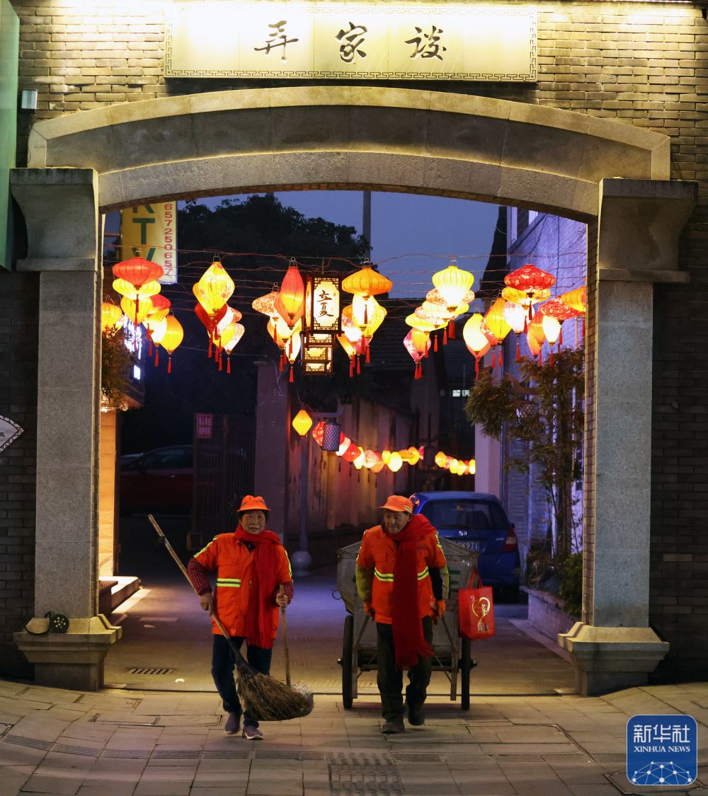 　　2月9日，河北省遵化市白方寺天然气门站的春节工作人员在巡查设备运行情况。新华社发（陈颖 摄）</p>新华社发（李信君 摄）