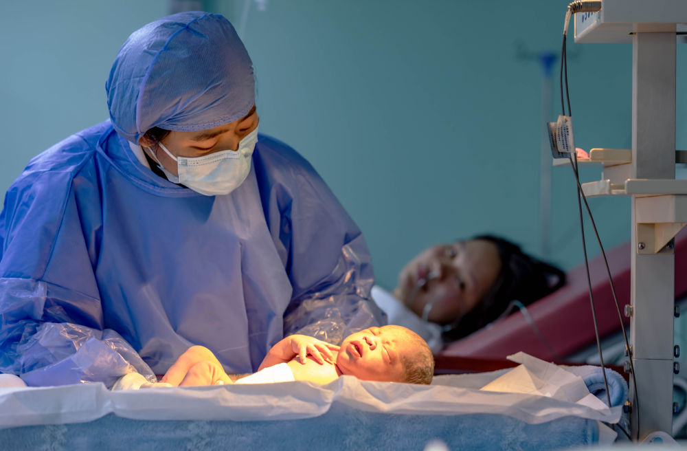 2月10日
，医护人员在包裹一名刚出生的“龙宝宝”。新华社记者 连振 摄</p><p style=