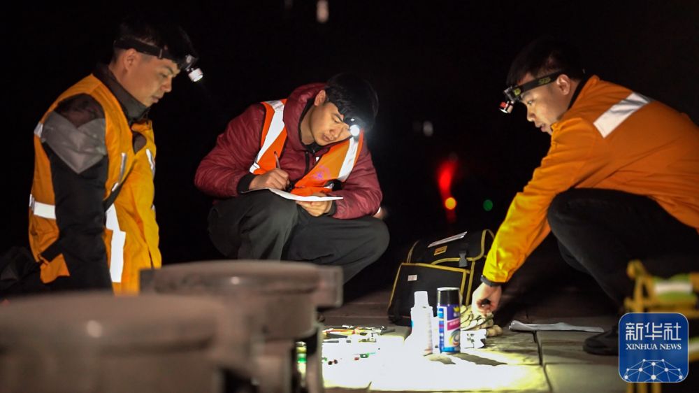 　　2月9日，河北省遵化市白方寺天然气门站的工作人员在巡查设备运行情况
。<p style=