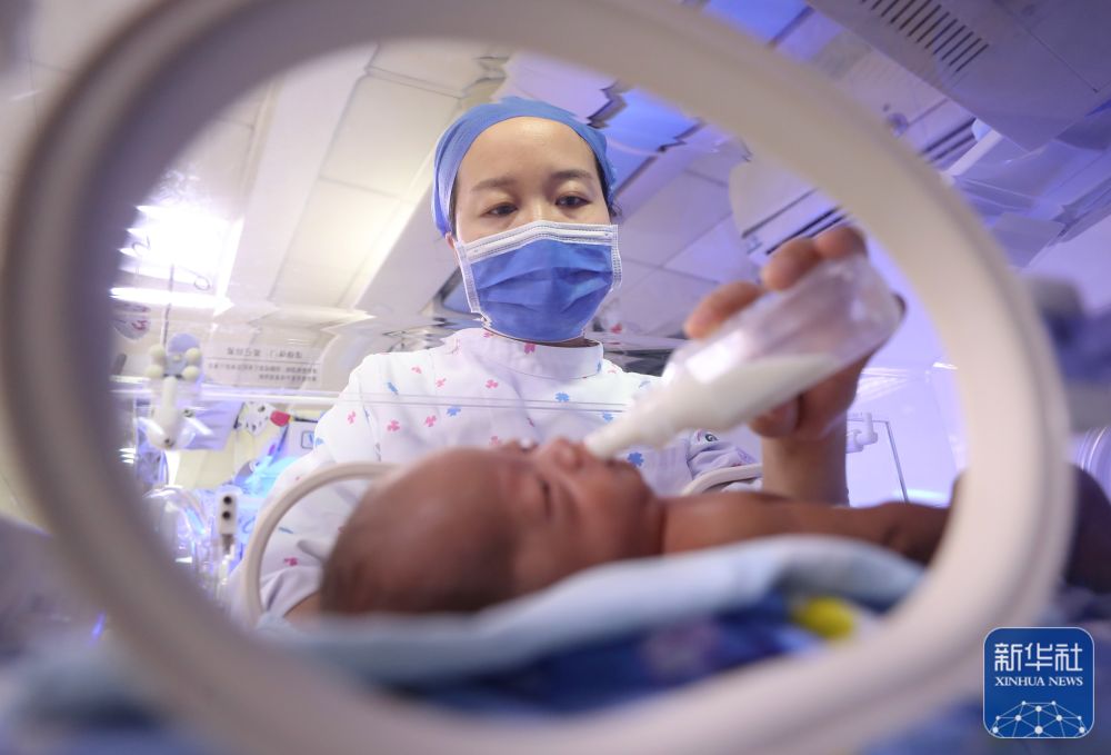 　　2月10日凌晨
，河南省焦作市温县妇幼保健院的护士在护理新生儿

。新华社发（刘满仓 摄）