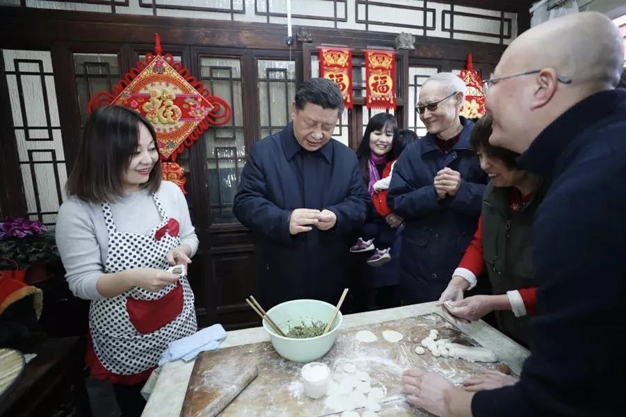 　　2019年2月1日，习近平总书记在北京前门东区草厂四条胡同，同朱茂锦一家人包饺子、聊家常。新华社记者 鞠鹏 摄