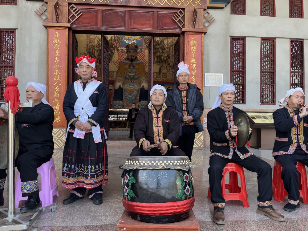 瑶族同胞正在敲锣打鼓。图/姚艳婷 摄