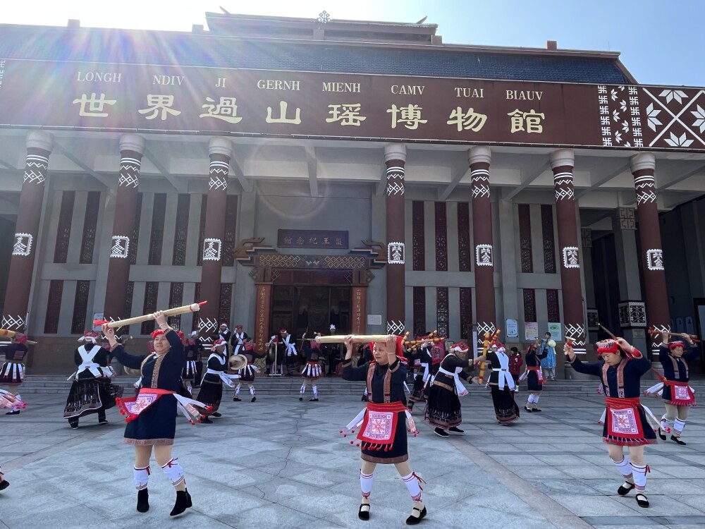 瑶族传统祭祀舞蹈——串度、打幡。图/姚艳婷 摄