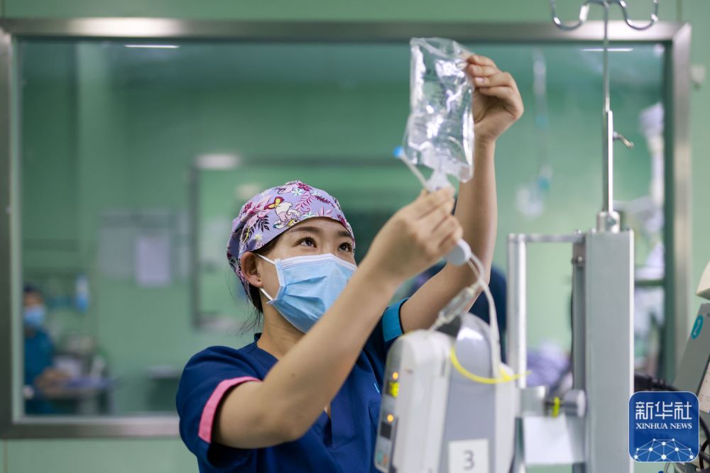 2月10日
，河北省唐山市丰南区医院重症监护室的坚守医护人员为患者换液	。新华社发（陈熙 摄）</p><p style=