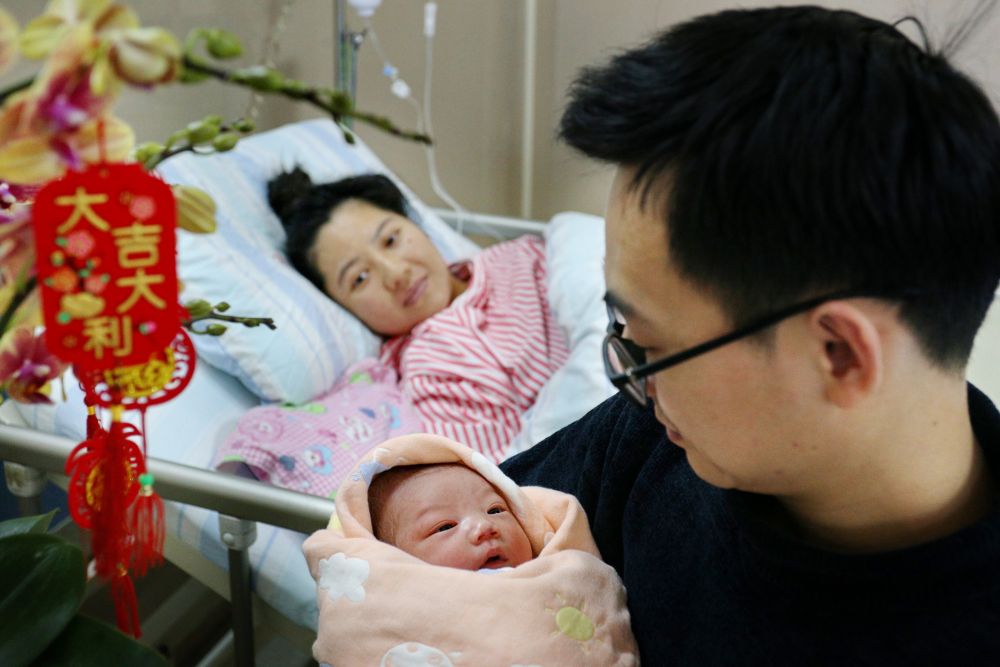 2月10日，医护人员在为一名刚出生的“龙宝宝”做护理�。在湖南省邵阳市隆回县人民医院，新华社发（薛莹莹 摄）