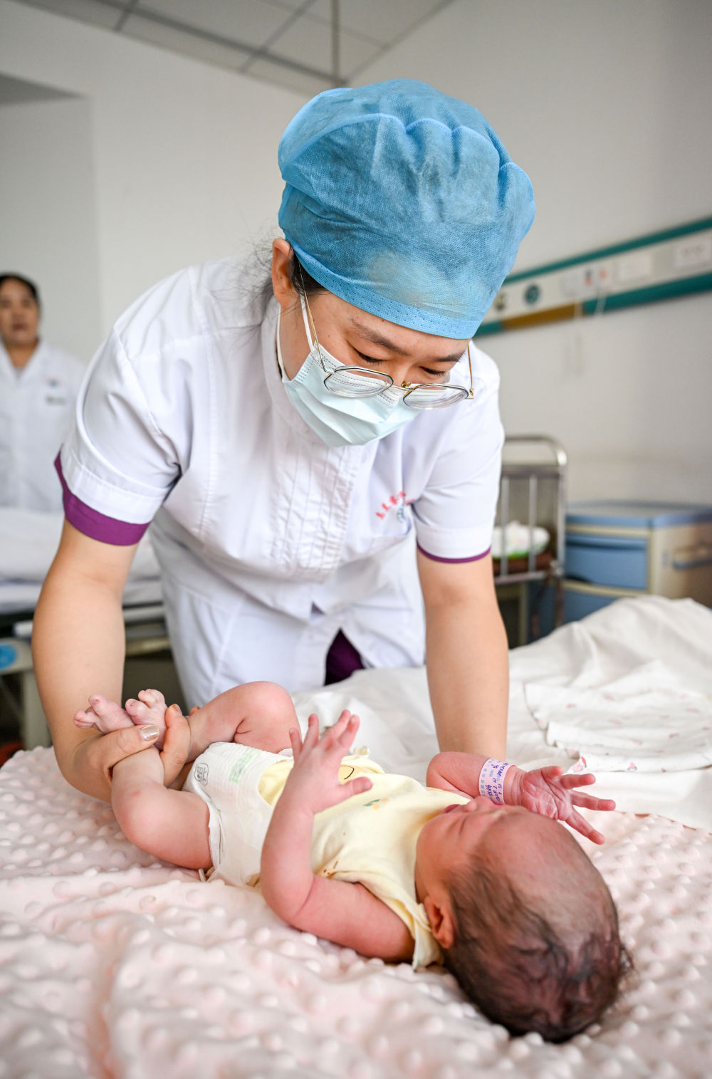 　　2月10日�，在广东省鹤山市人民医院，医护人员在为一名刚出生的“龙宝宝”做护理	。在江苏无锡怡和妇产医院产科病区内，新华社记者 连振 摄