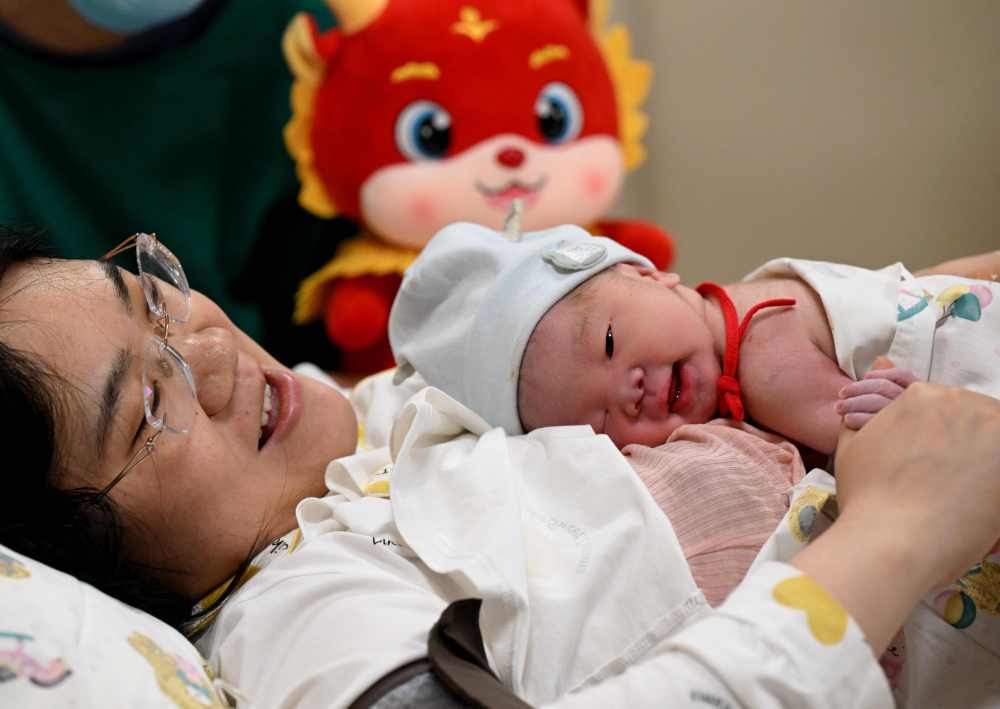 2月10日，12岁的“龙宝宝”王奕涵在龙年装饰处留影。新华社发（范晖 摄）</p>在内蒙古乌兰察布市第三医院�，一名刚出生的“龙宝宝”躺在妈妈怀里。新华社记者 连振 摄</p><p style=