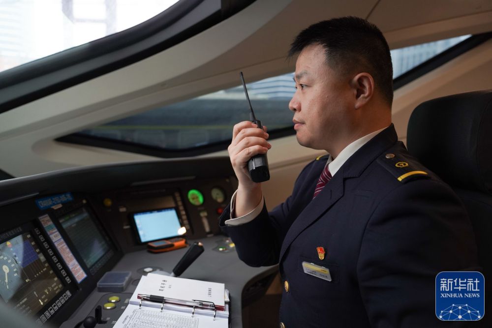 2月10日	，上海机辆段“周恩来号”机车组司机对机车进行检查。钦州电务段工人在对西部陆海新通道上的信号设备进行检修维护。新华社发（李信君 摄）