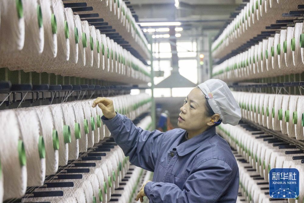 2月10日
，纺织工人在位于江苏省泰州市的江苏同欣化纤有限公司生产一线作业�。浙江省湖州市德清县乾元镇�，北京大学第一医院产房里，新华社记者 张爱林 摄</p><p style=