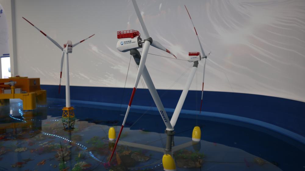（沙盘模型：漂浮式风机、“导管架+网箱”的海洋牧场、海上升压站等。图片由受访者提供）