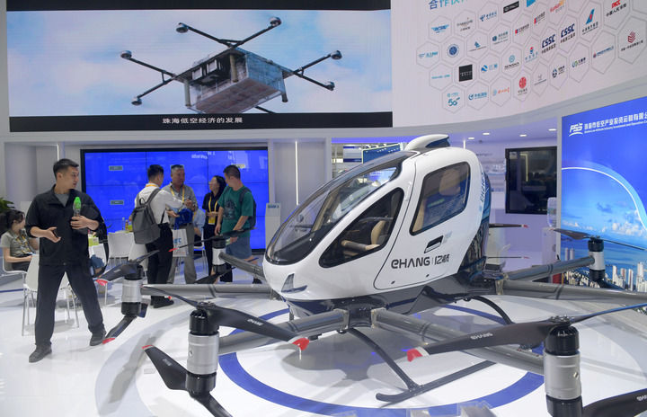　　这是在珠海航展上展示的亿航智能EH216-S无人驾驶载人航空器（2024年11月13日摄）。新华社记者 卢汉欣 摄