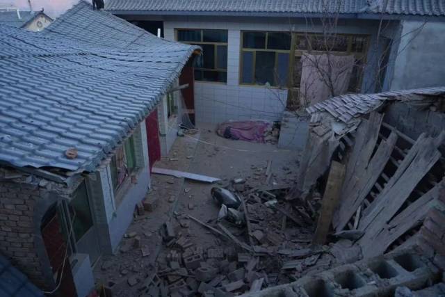 2023年12月20日，积石山县大河家镇，村民家坍塌的房子。（陈昕 / 摄）