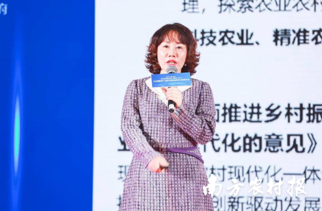 广东漫云物联科技有限公司副总经理王若琳介绍数智化产品。