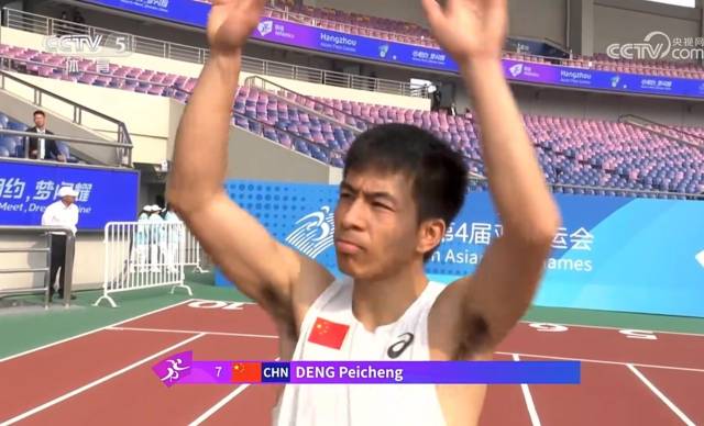 邓培程在比赛前。 邓培程在比赛前。