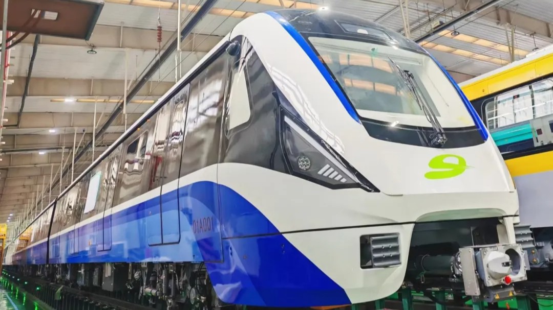 The first train of Dongguan Metro Line 1 rolls out