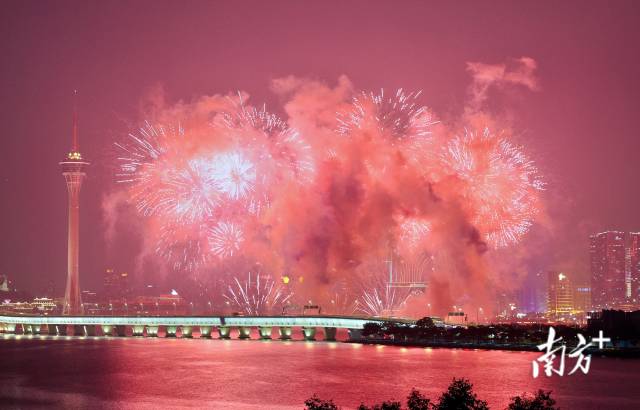 “庆祝澳门特别行政区成立25周年烟花表演”在澳门旅游塔对出海面上演。