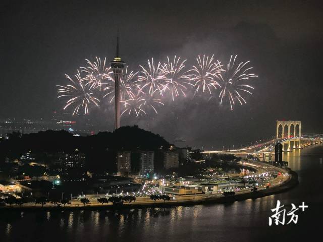 “庆祝澳门特别行政区成立25周年烟花表演”在澳门旅游塔对出海面上演。