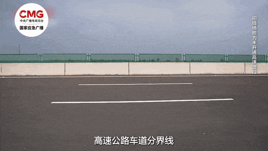 高速公路车道分界线白线长6米,间隔9米,走出10组标线的距离即为150米。 高速公路车道分界线白线长6米,间隔9米,走出10组标线的距离即为150米。