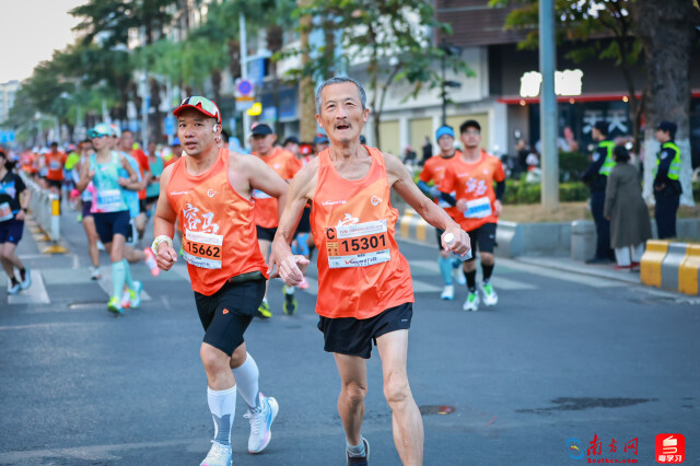 2026容桂马拉松起跑,72岁百马考官曹建新,摄影:曹雅琴