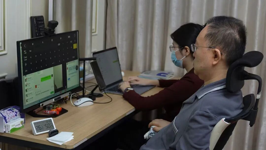 在蔡磊的工作室办公桌上,时钟的位置、键盘和鼠标的角度等,每一处陈设细节都有讲究。(南方周末记者 宋炳晨/图)