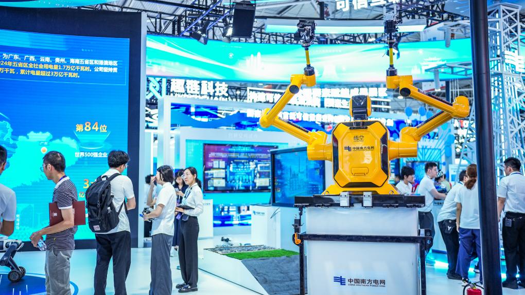 8月28日，2025中国国际大数据产业博览会在贵州贵阳开幕，这是数博会上展出的带电作业机器人。新华社记者陶亮摄