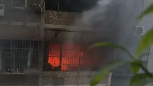 凌晨一民房起火！65岁邻居隔空救火，消防接力救下12人