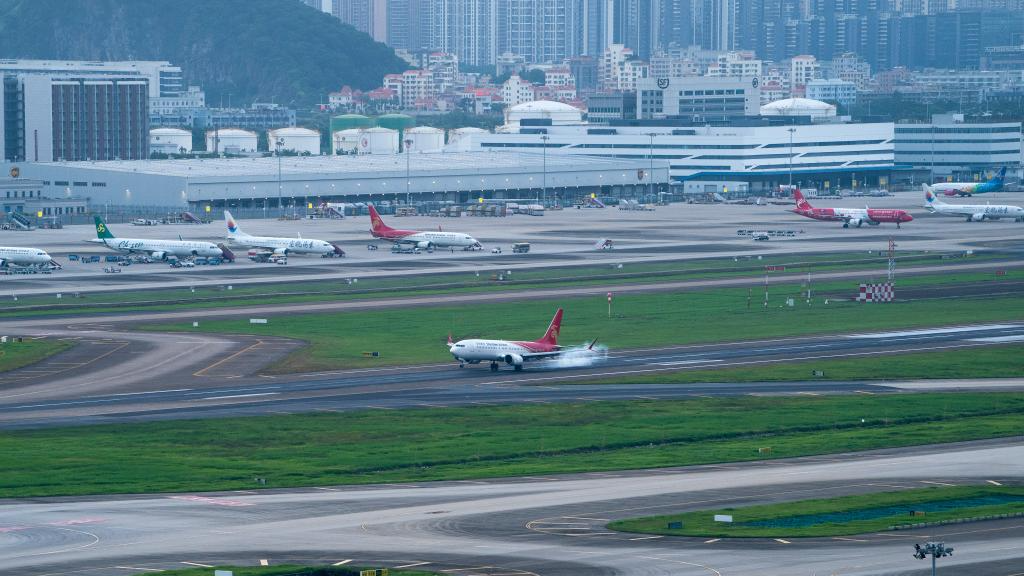 Complétion d'un vol d'essai sur la troisième piste de l''aéroport international Bao'an de Shenzhen
