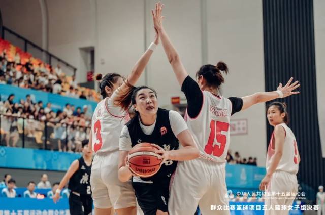 均安女篮队员赵丽虹（8号）。