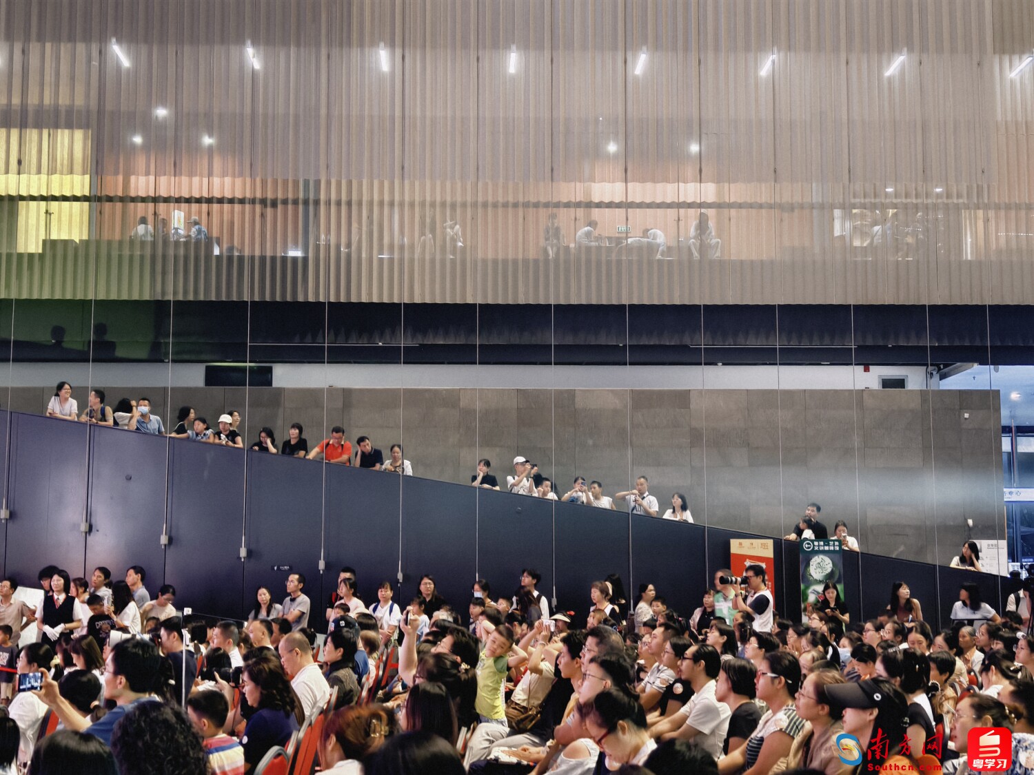 粤博之夜，舞台前围满了来馆参观的观众