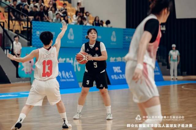 均安女篮队员李月婵（5号）。