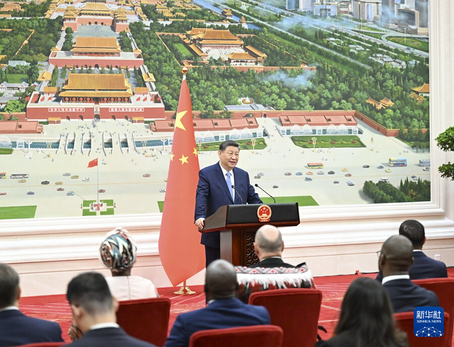 7月25日上午，国家主席习近平在北京人民大会堂接受16位驻华大使递交国书。这是仪式结束后，习近平在北京厅对使节们发表讲话。新华社记者 李响 摄