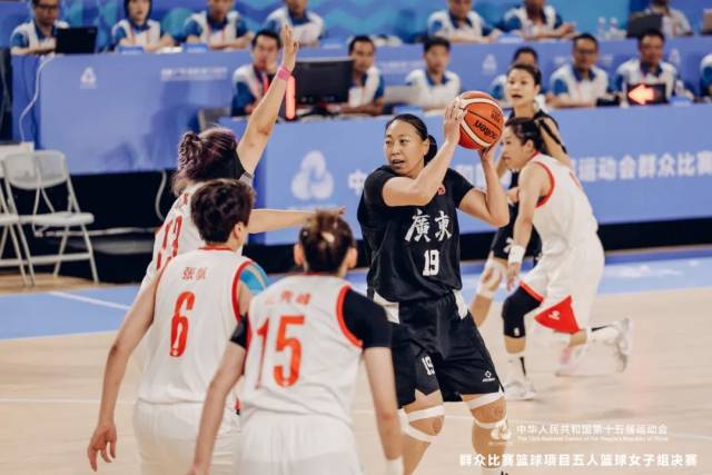 均安女篮队员吴寒冰（19号）。