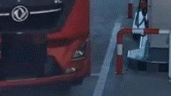 生死一瞬！加油站货车轰燃30秒……