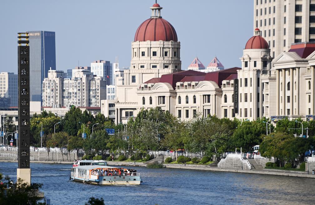 10月3日，游客乘坐海河游船游览天津城市风光。新华社记者 赵子硕 摄