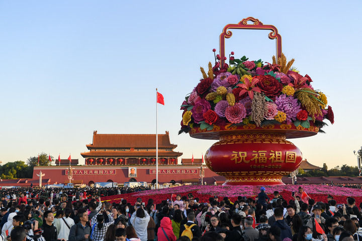 10月1日，在观看升旗仪式后，人们在北京天安门广场参观。新华社记者 鞠焕宗 摄