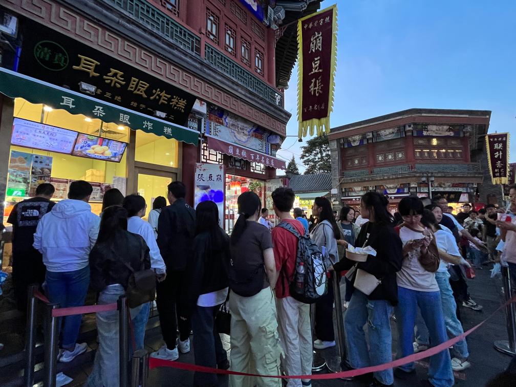 10月4日，游客在古文化街排队购买天津特色美食。新华社记者 徐思钰 摄