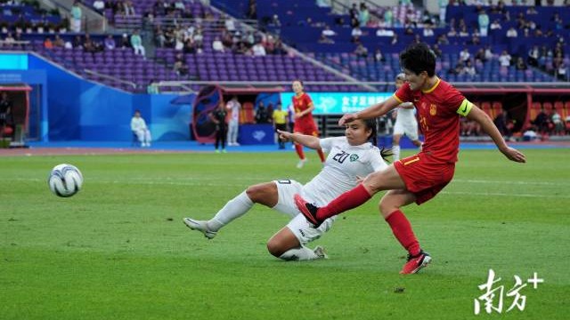 全场唱响《铿锵玫瑰》！中国女足七球大胜摘铜