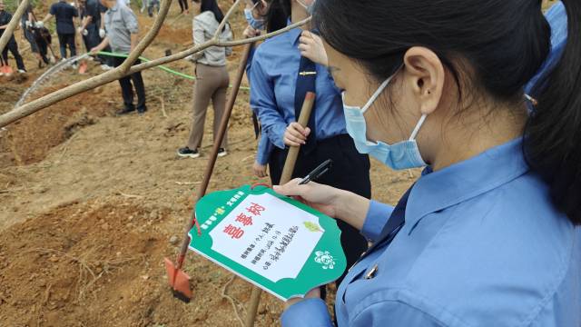 日前，湛江市遂溪县20多名政法系统工作人员认领种下“喜事树”。