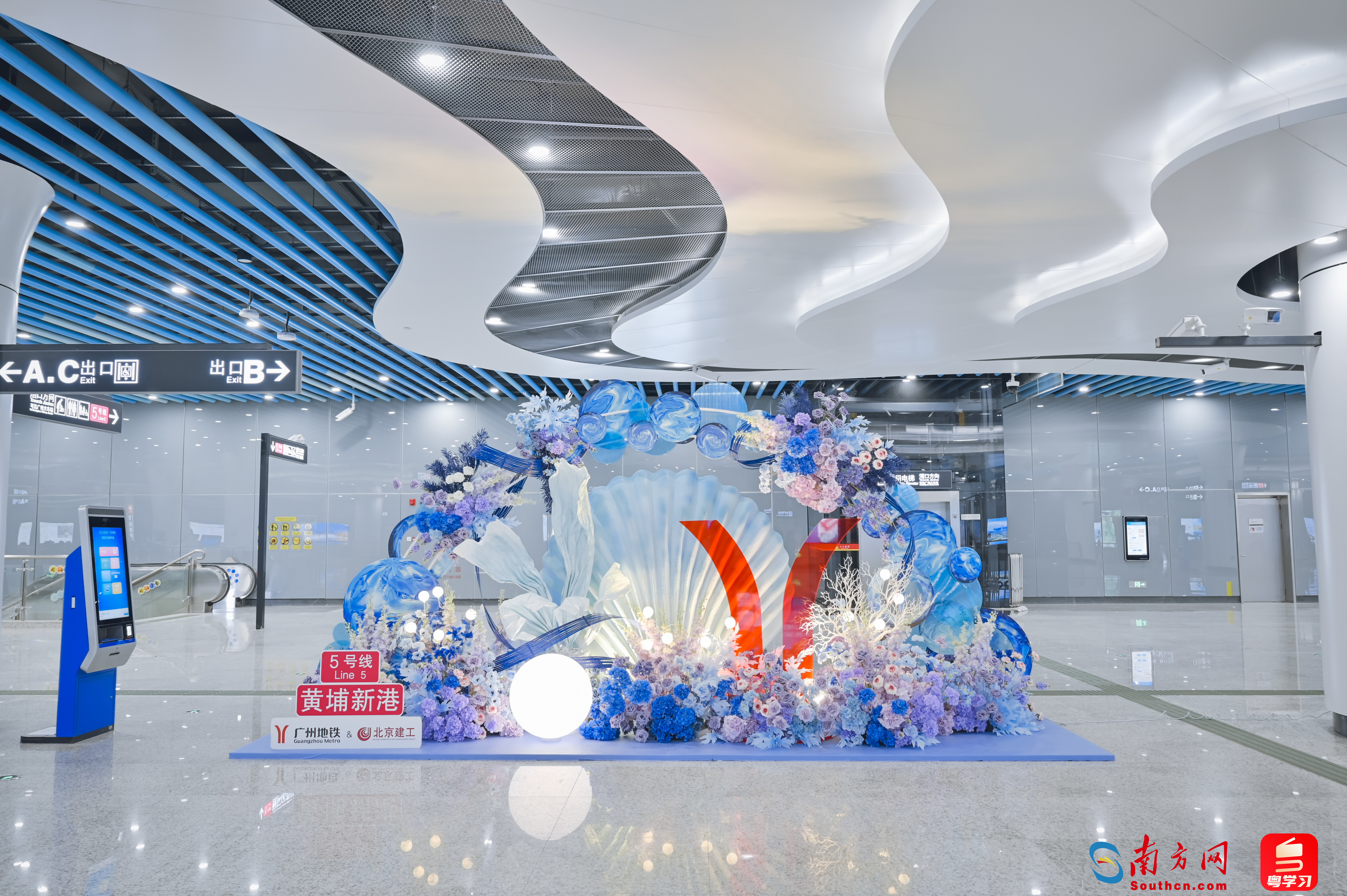 黄埔新港站花艺造景 梁经纬摄