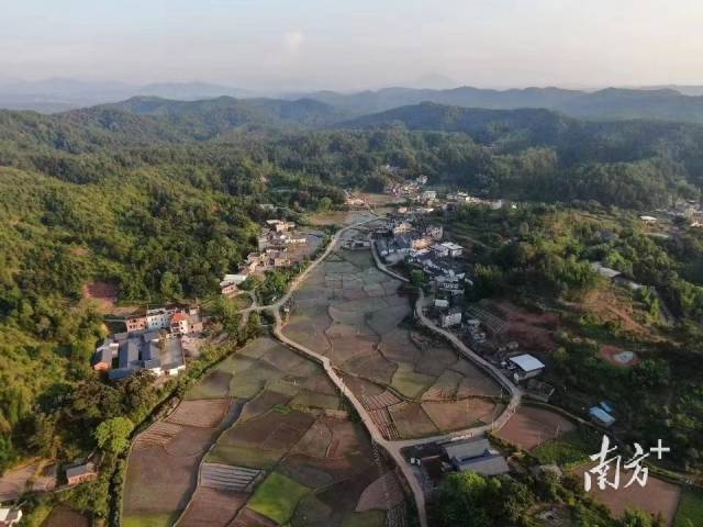 河源连平县沙径村秋景优美。
