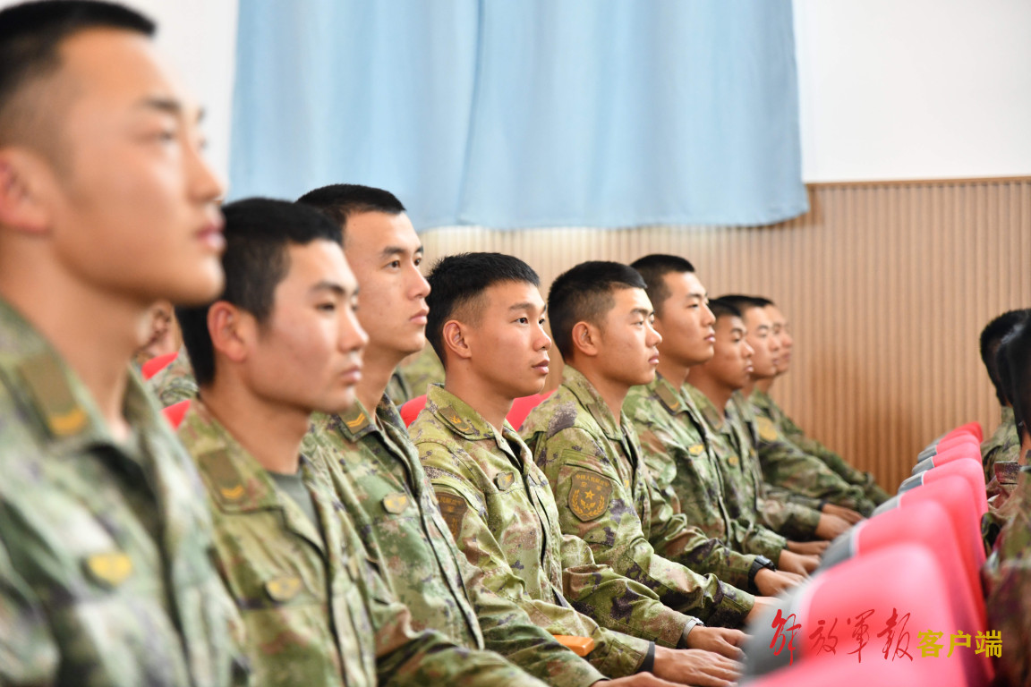 官兵们认真听课