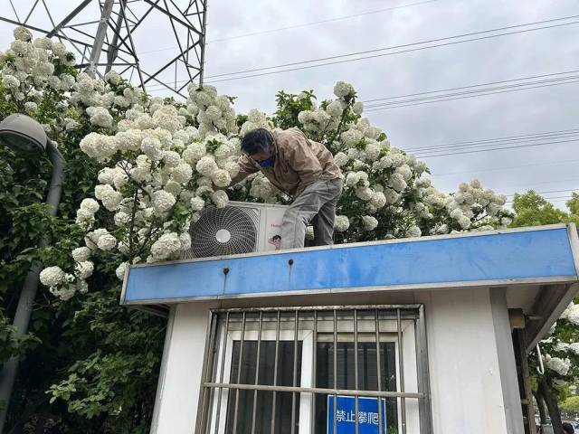 4月13日,上海漕河泾地铁站附近的一处岗亭,工作人员正在拆卸空调外机。 4月13日,上海漕河泾地铁站附近的一处岗亭,工作人员正在拆卸空调外机。