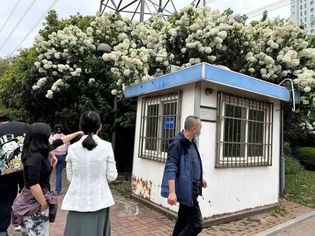 4月13日,现场工作人员称,该岗亭当日将拆除搬离。 4月13日,现场工作人员称,该岗亭当日将拆除搬离。