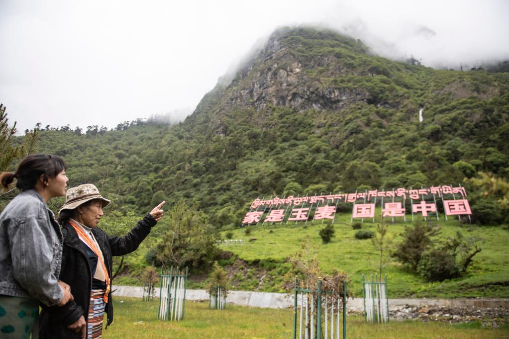 卓嘎（右）给女儿巴桑卓嘎讲述她在玉麦乡为国守边的故事（2021年7月10日摄）。新华社记者 孙瑞博 摄