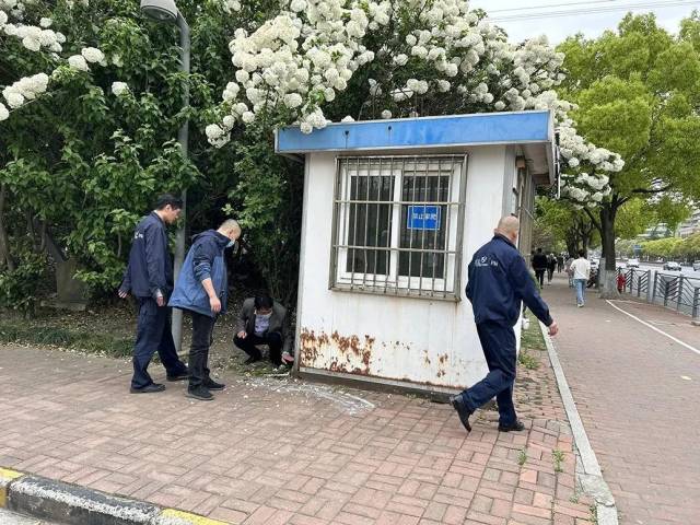 负责拆卸的工作人员在检查岗亭结构和线路。 负责拆卸的工作人员在检查岗亭结构和线路。